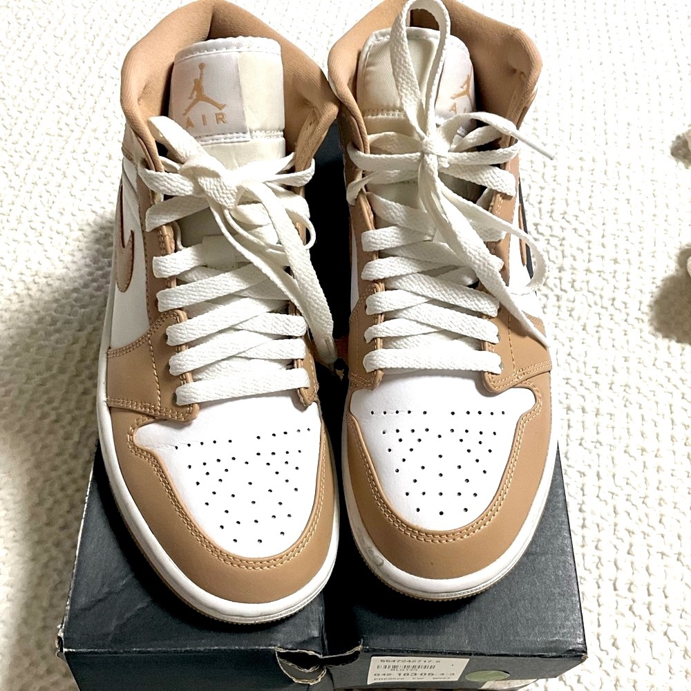 Air Jordan Mid Hemp/White-Gum Yellow